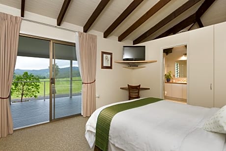 Queen Suite with Mountain View
