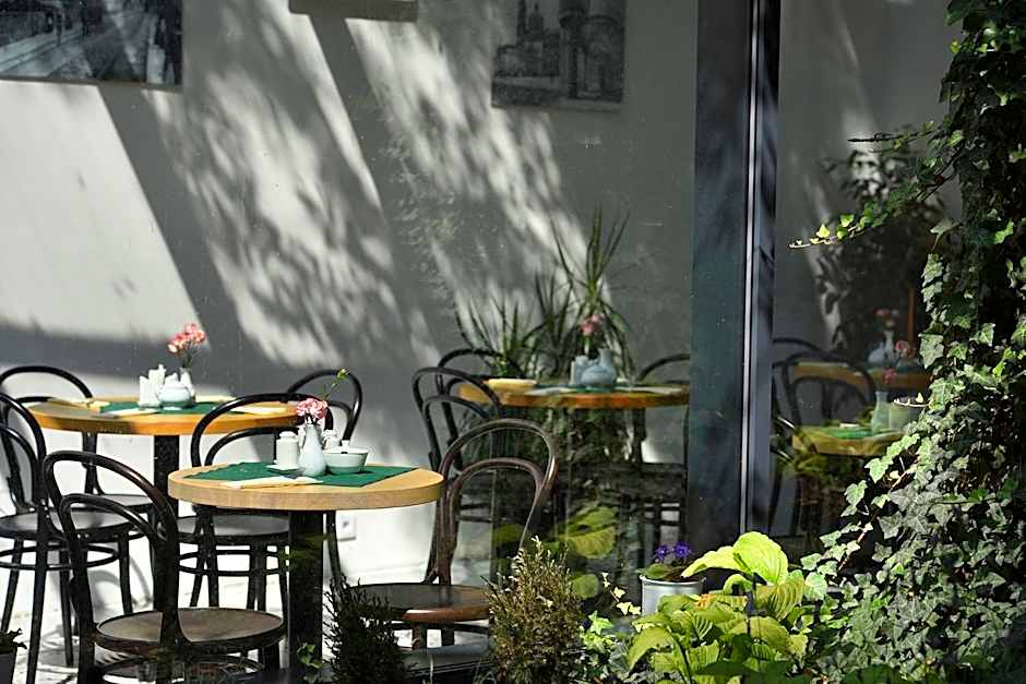 Hotel At the White Lily