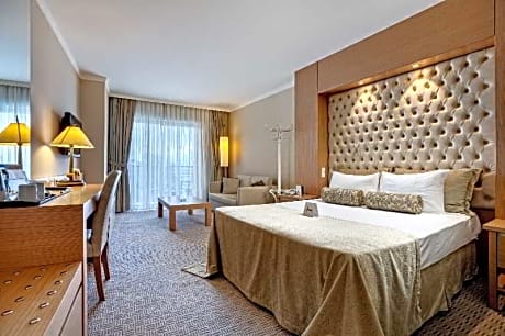 FAMILY ROOM GARDEN VIEW