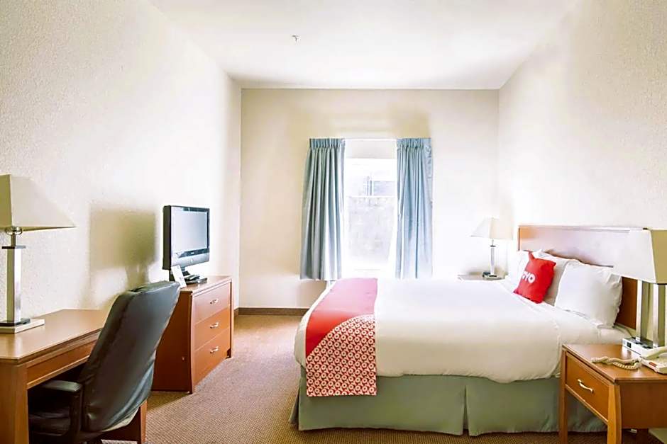 OYO Townhouse Clute Lake Jackson