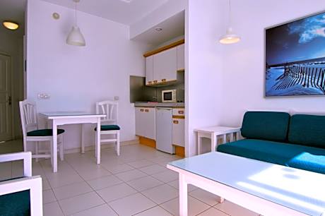 ONE BEDROOM APARTMENT WITH BALCONY 2 ADULTS +1 CHILD