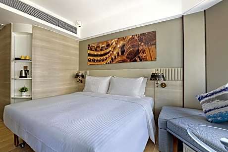 Alex Clover Seaview Room