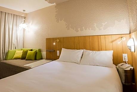 Standard Room with 1 Double Bed and 2 Single Beds