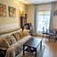 Uptown area, Cozy king Suite, quiet and private, free parking, walk to restaurants