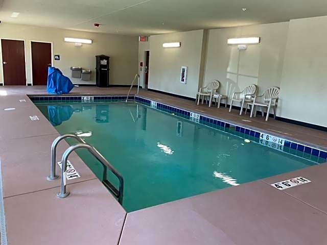Cobblestone Hotel & Suites - Torrington