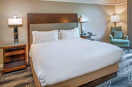 Deluxe King Room with Roll-In Shower - Mobility/Hearing Access