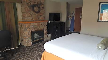 1 King Bed Non-Smoking Fireplace Microwave And Refrigerator Wi-Fi Full Breakfast