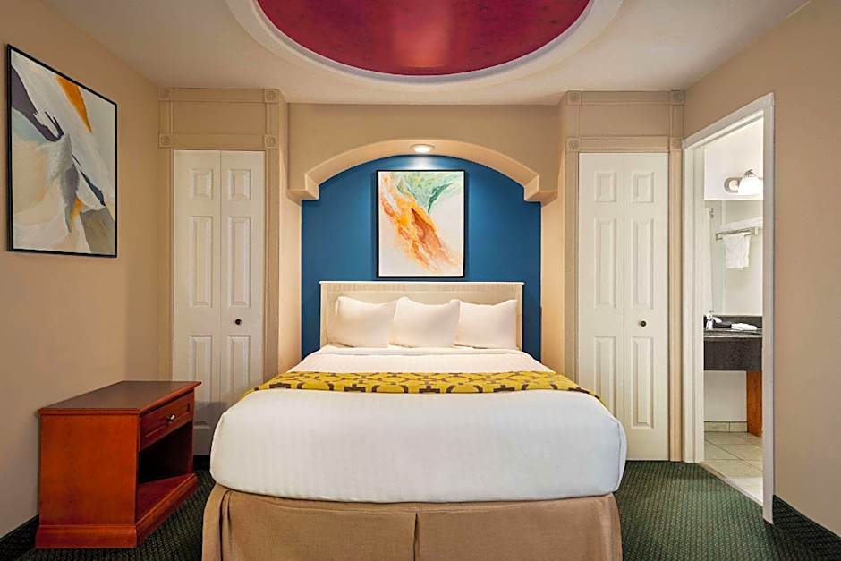 Photo 1 of 3 of Deluxe 1 Queen Bed, Jetted Tub