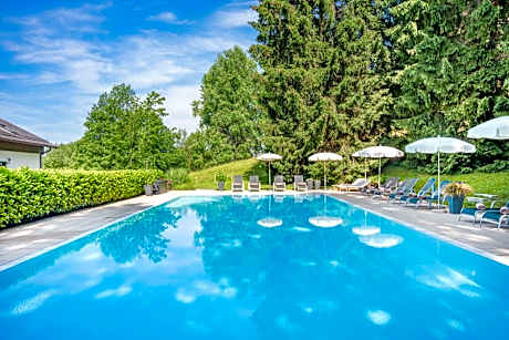Romantik Hotel Die Gersberg Alm mit Panoramablick auf Salzburg und Outdoor Pool ab Mai