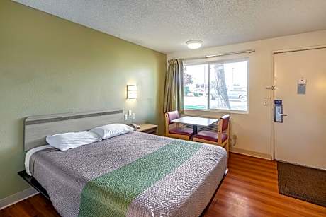 1 QUEEN BED | NON-SMOKING