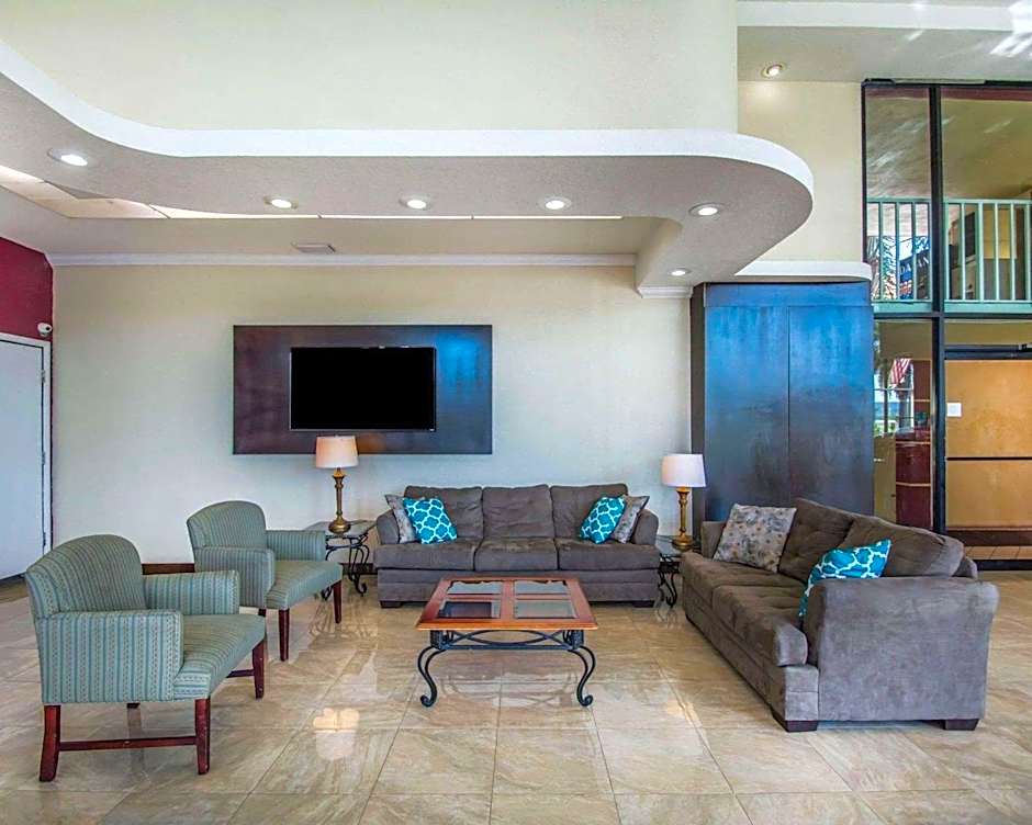 Quality Inn & Suites At Tropicana Field