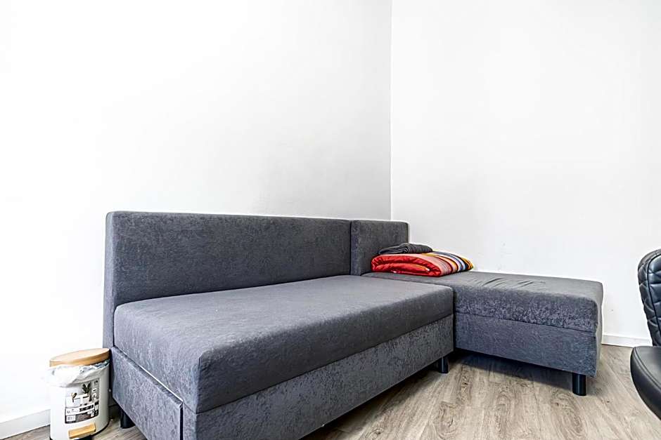 Near Schönbrunn - Economy Rooms in Shared Apartment at Meidling Train Station