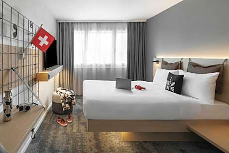 Moxy Queen Room