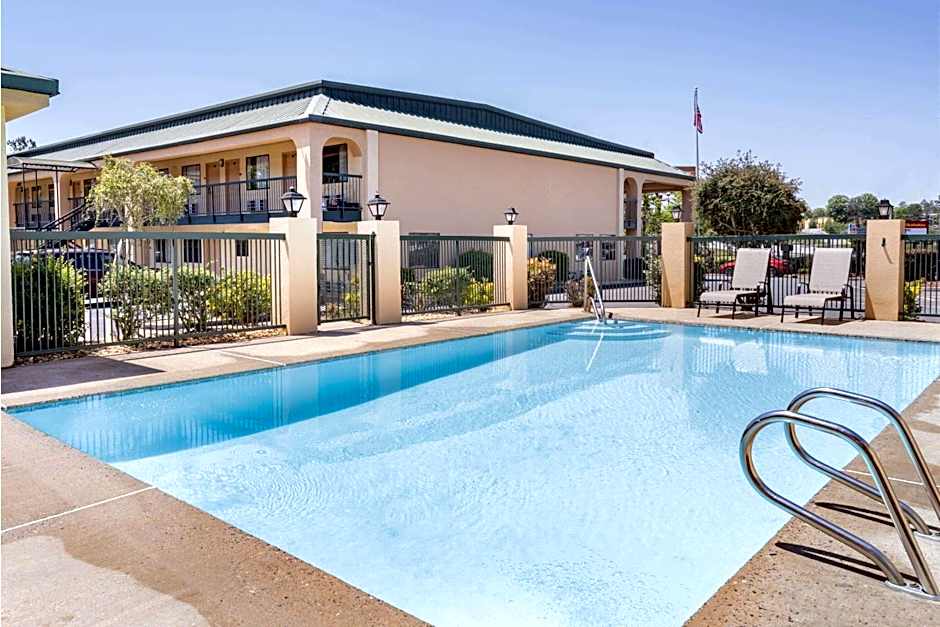 Days Inn by Wyndham Macon I-475