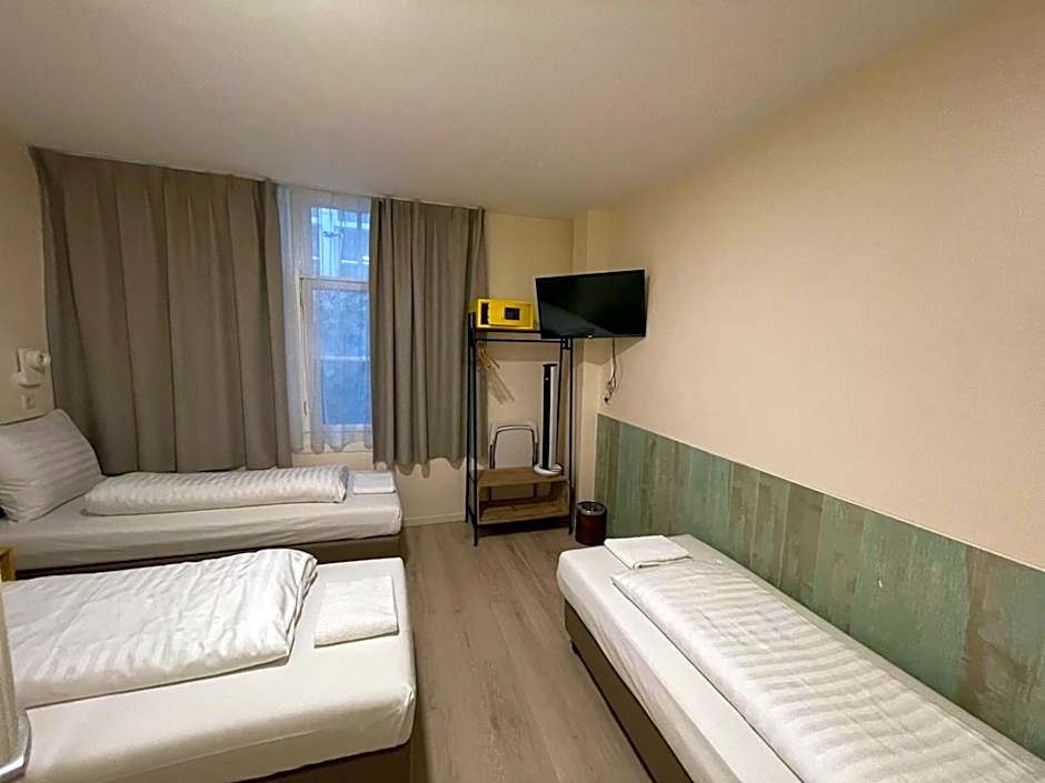 Budget Hotel Damrak Inn