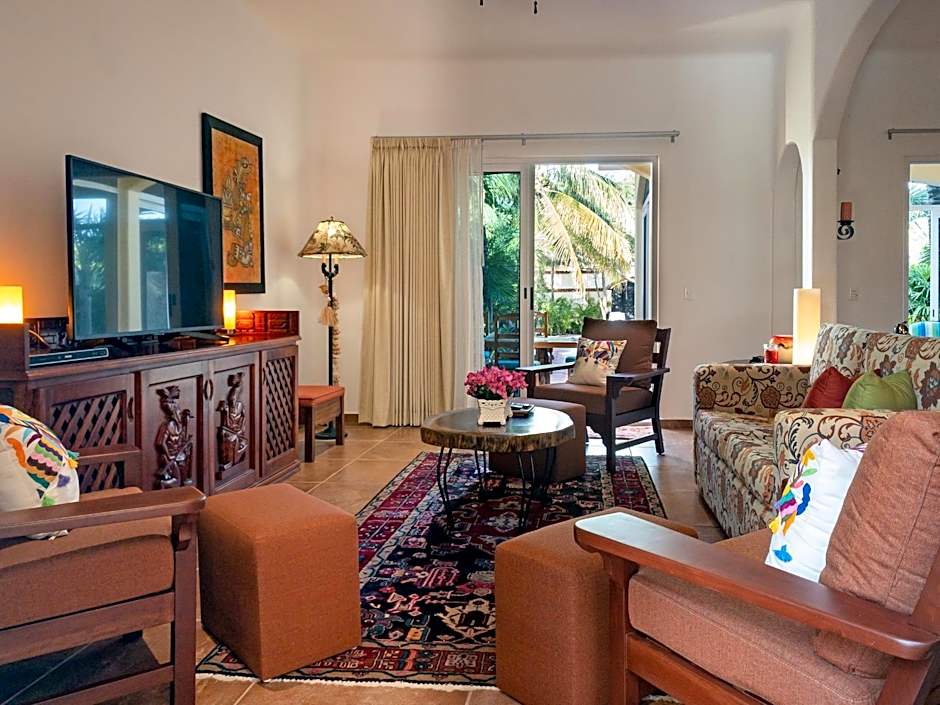 Casa Zarah - Hacienda Family Home - Pool and 2-Block to Beach