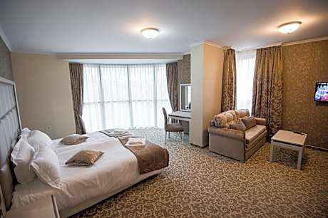 Deluxe Double Room (2 Adults + 1 Child)