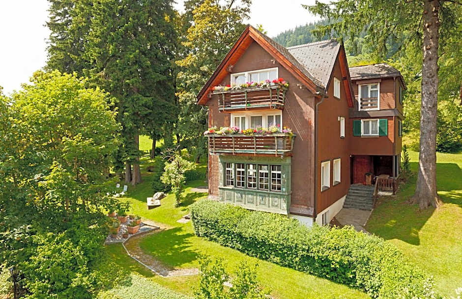 Hirschen Guesthouse - Village Hotel