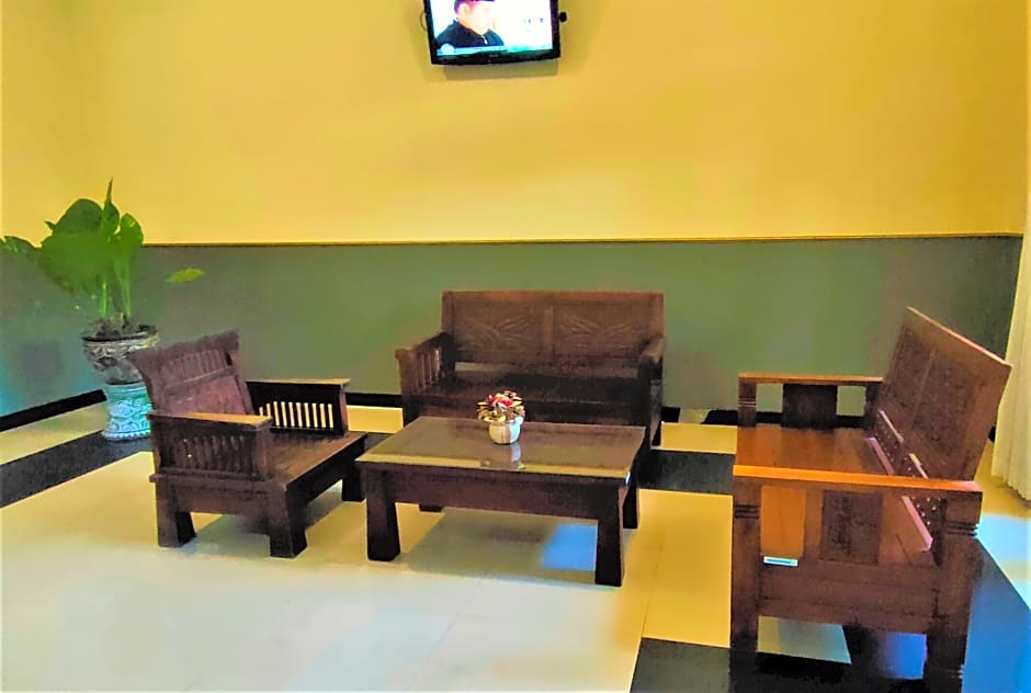 Hotel Savitri Country