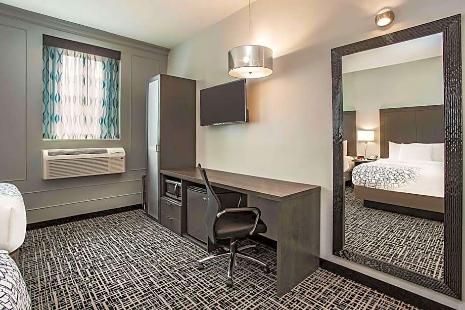 La Quinta Inn & Suites by Wyndham Baltimore Downtown