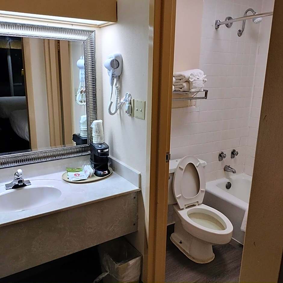 Days Inn & Conf Center by Wyndham Southern Pines Pinehurst