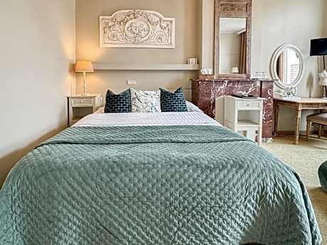 Quadruple Room (2 Adults + 2 Children)