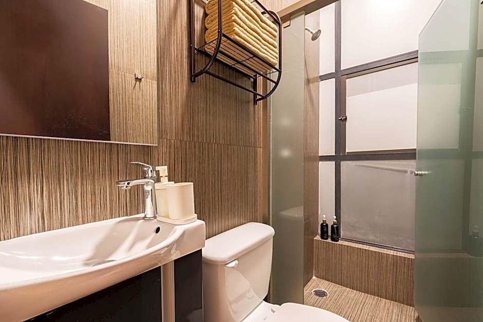 104 Location 2Bdrm 2bath AC apt Fits 8 Rooftop