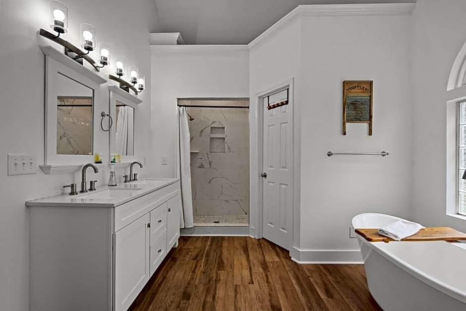 Grandma's Farm on 6 acres with Lighted Barn and River Access