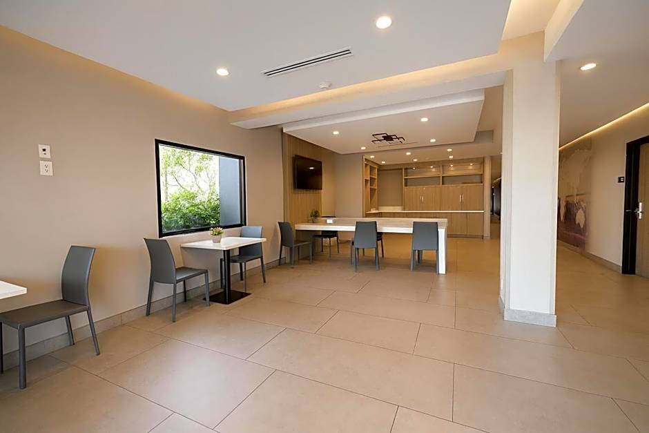 Travelodge by Wyndham LAX South