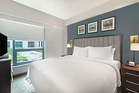 One-Bedroom King Suite with Sofa Bed and Adapted Tub - Mobility and Hearing Accessible