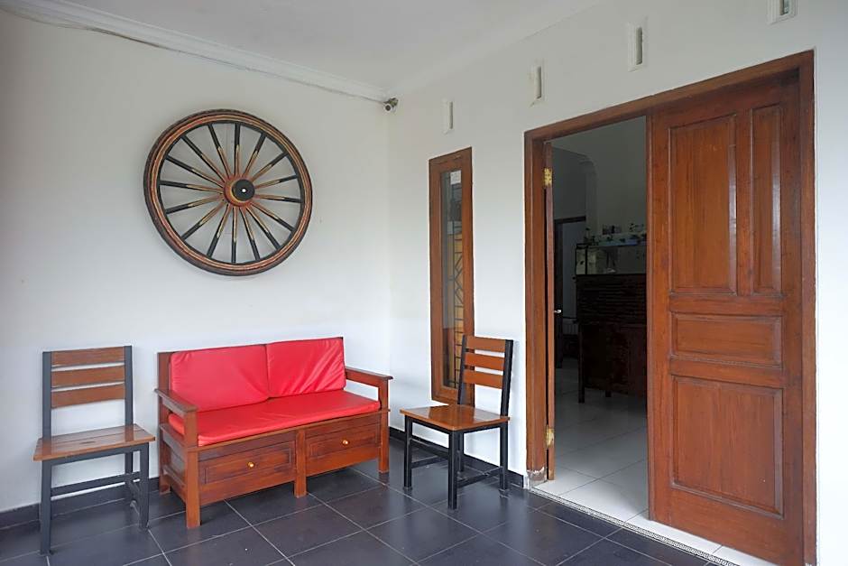 RedDoorz near Alun Alun Wonosobo 2