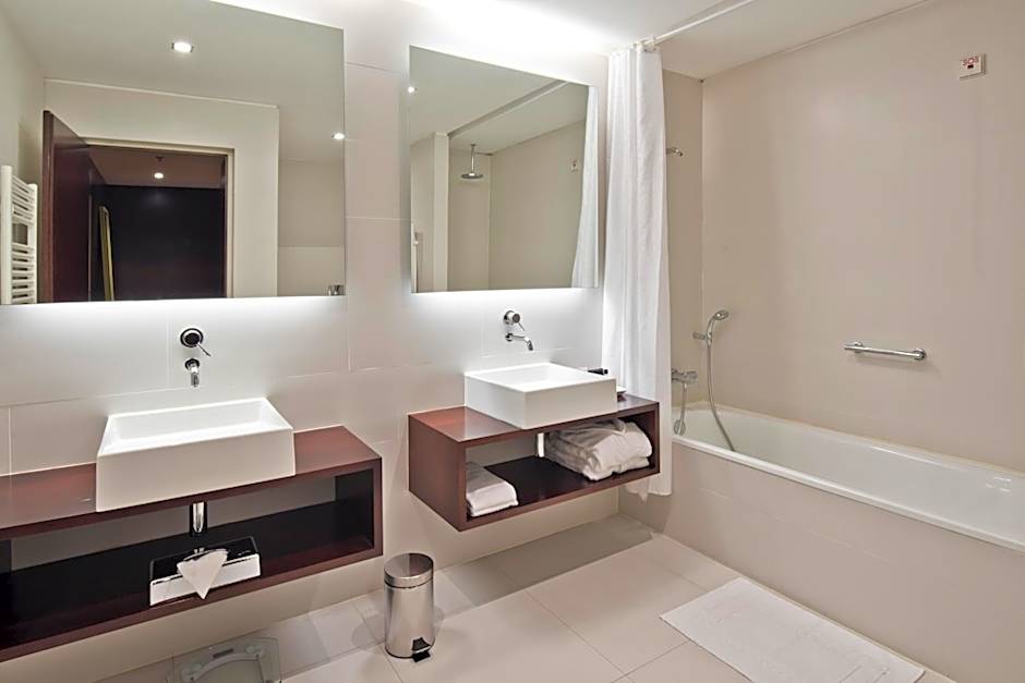 Golden Tulip São João da Madeira Hotel