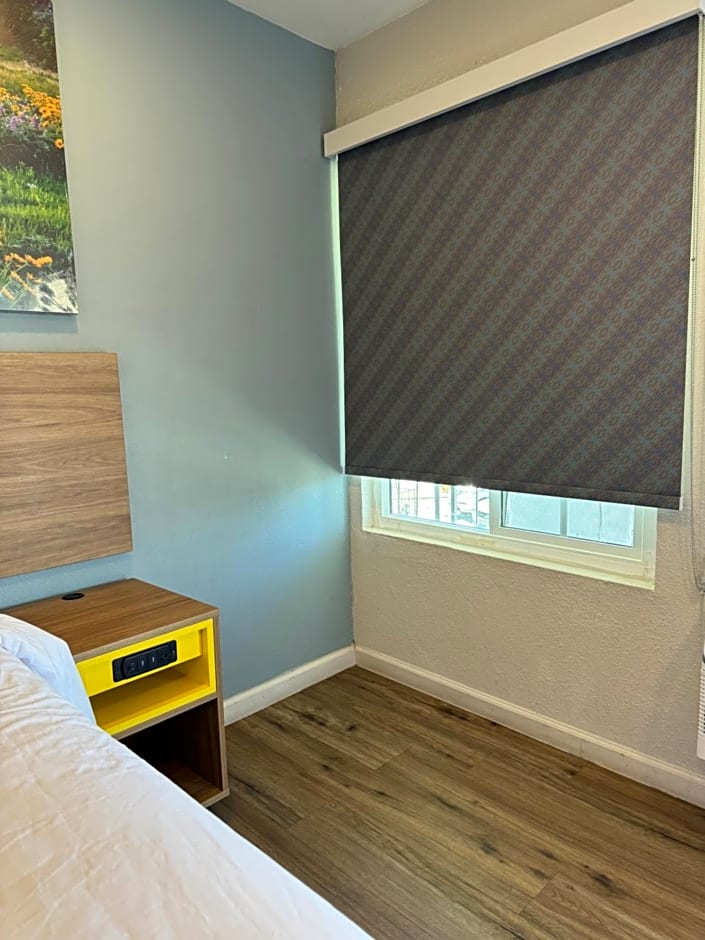 Days Inn by Wyndham Bakersfield