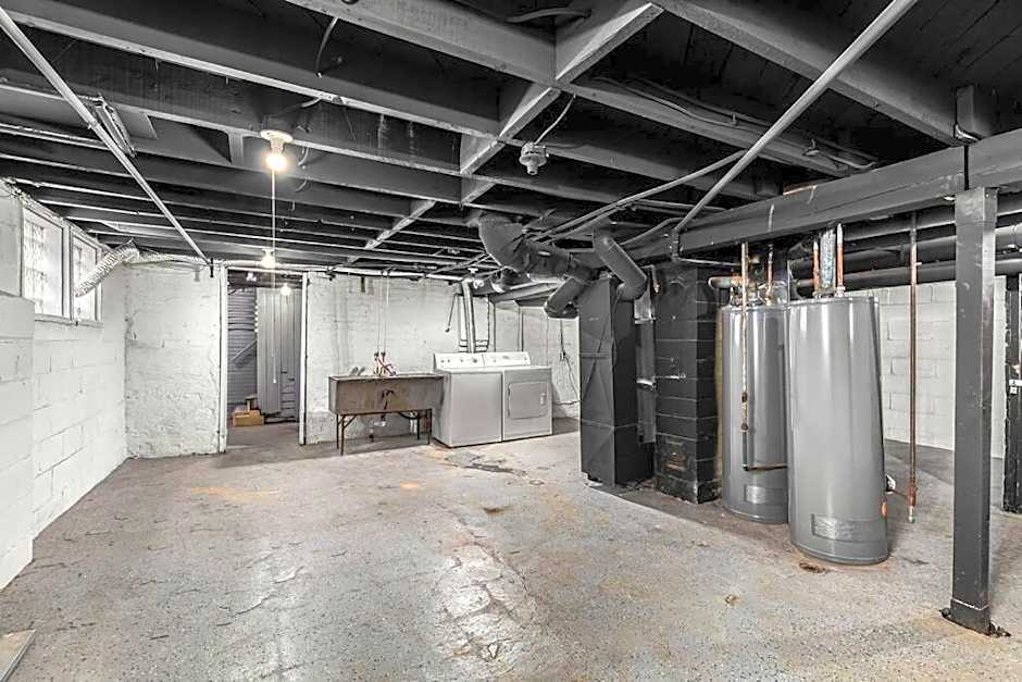 3rd Story Loft Islandview Pets Included with Free Parking!