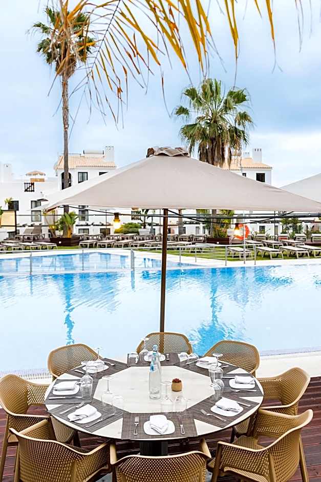 Apartamentos Honorio - Pool and Garden