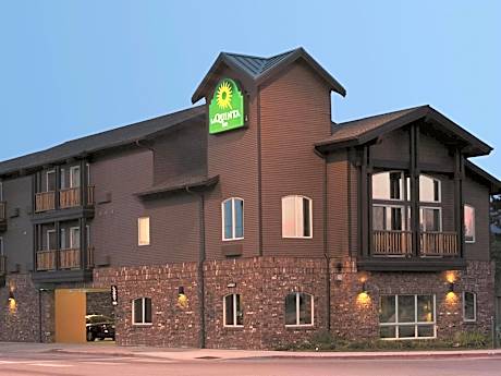 Cedar Street Hotel & Suites