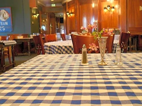 Hill House Inn