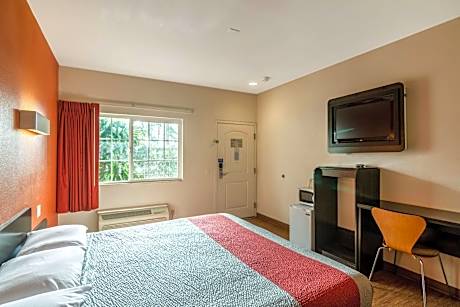 1 King Bed | Non-Smoking, Micfridge