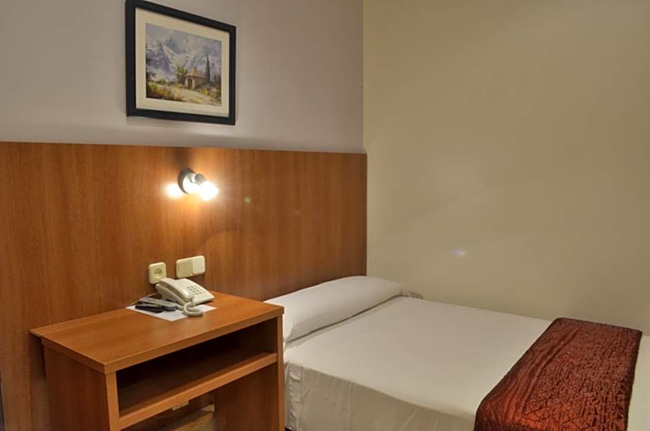 Photo 1 of 7 of Single Room