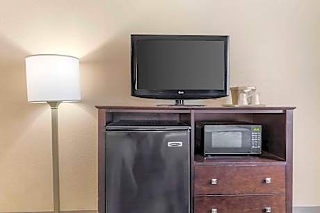 Triple Room with Whirlpool - Non Smoking/Interior Hall