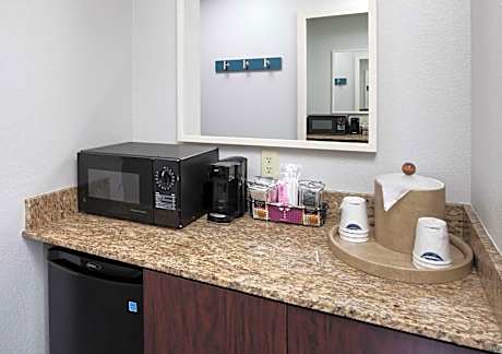 Queen Room with Two Queens Beds with Microwave - Non-Smoking