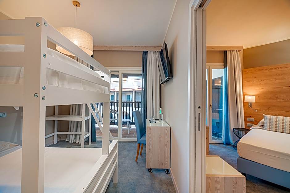 Family Suite, Pool View, Balcony — 6 fotoğraftan 1. fotoğraf