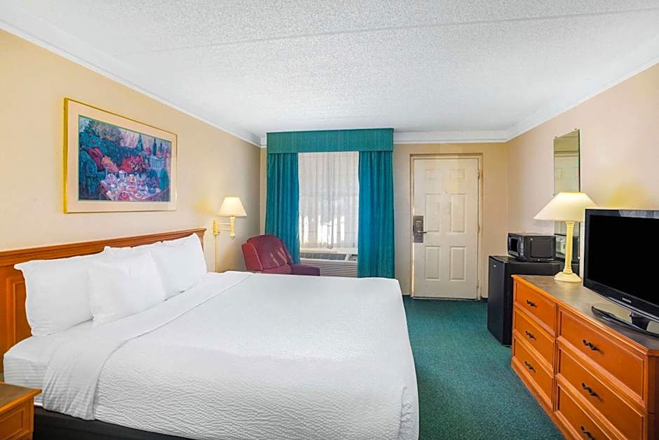 Super 8 by Wyndham Eagle Pass