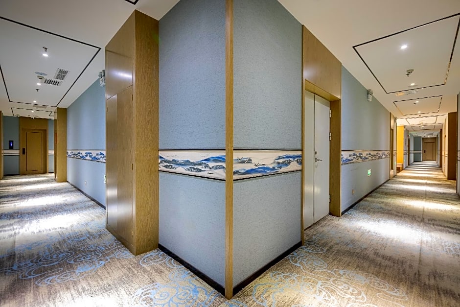 Rezen Hotel Urumqi High-speed Railway Station