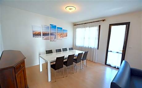 Large row house with private fenced garden for 10 guests in Lignano Pineta