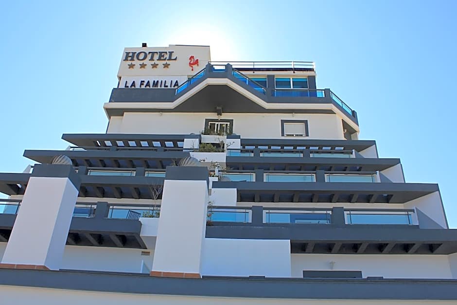 La Familia Gallo Rojo