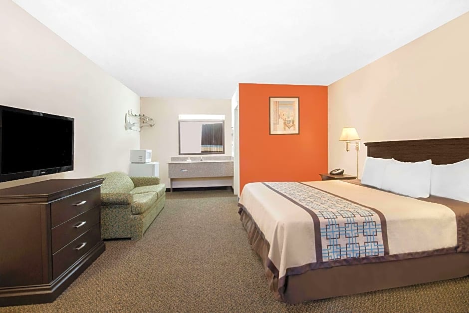 Days Inn by Wyndham Hobbs