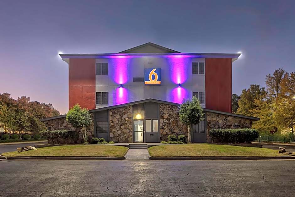 Little Rock Inn and Suites
