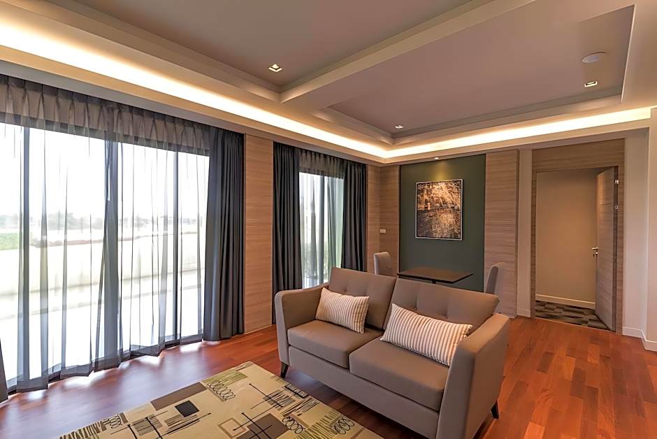 GreenVille Laguna Hotel