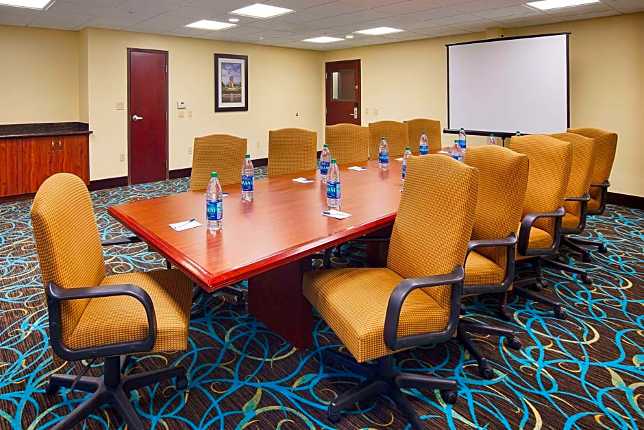 Days Inn & Suites by Wyndham Sam Houston Tollway